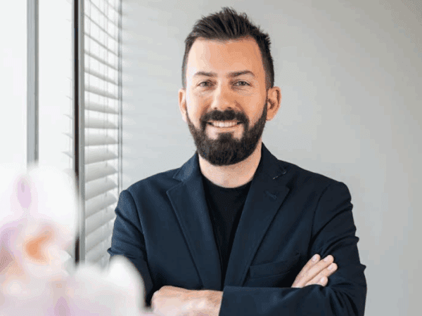 Η ΑΒ Βασιλόπουλος καταργεί την πώληση αυγών από κότες εκτρεφόμενες σε κλουβιά