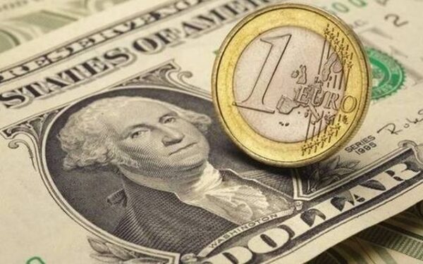 Ισχυρή άνοδος του δολαρίου έναντι του ευρώ: Η μεγαλύτερη μηνιαία ενίσχυση των τελευταίων 14 μηνών
