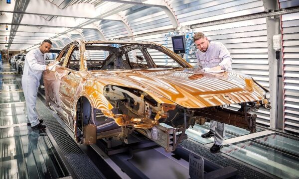 Η Porsche εξετάζει νέες περικοπές 4.100 θέσεων εργασίας λόγω της πτώσης των πωλήσεων στην Κίνα