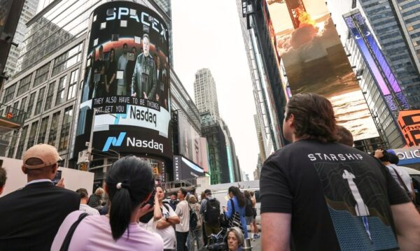 Θετικό κλίμα στη Wall Street με ώθηση από τον τεχνολογικό κλάδο