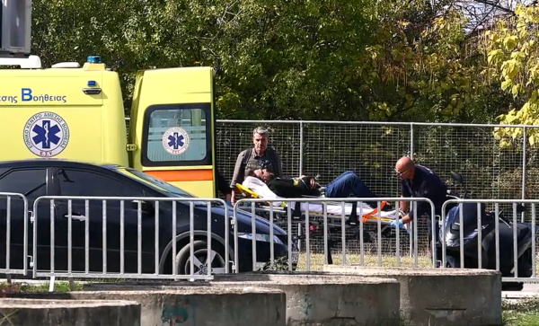 Διακόπηκε η δίκη για το σιδηροδρομικό δυστύχημα των Τεμπών λόγω λιποθυμικού επεισοδίου