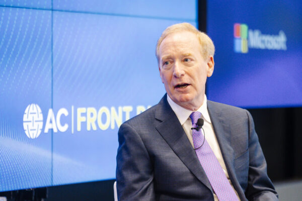 Brad Smith (Microsoft): Ανάγκη για ένα παγκόσμιο ρυθμιστικό πλαίσιο στην τεχνητή νοημοσύνη