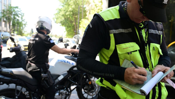 Εντατικοί έλεγχοι της Τροχαίας: 1.574 παραβάσεις για μη χρήση κράνους