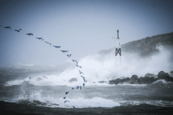 Σε ισχύ η απαγόρευση απόπλου στα λιμάνια της Αττικής λόγω θυελλωδών ανέμων