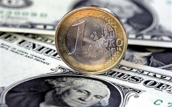 Οριακές μεταβολές στις διεθνείς ισοτιμίες ευρώ και δολαρίου