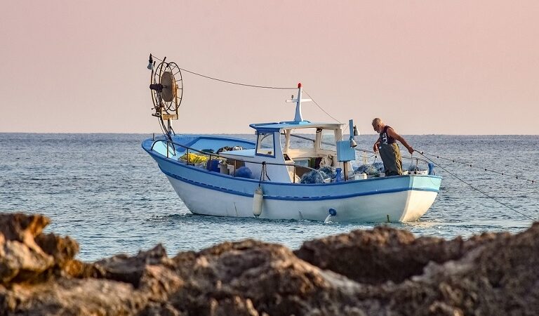 Επιδότηση αλιευτικού πετρελαίου και αποζημιώσεις για ζημιές σε δίχτυα από το ΥΠΑΑΤ