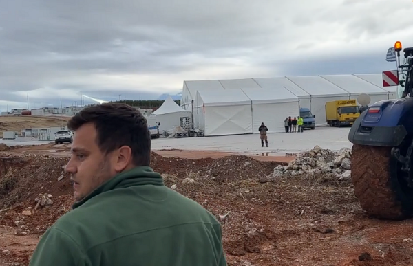 Κινητοποίηση αγροτών με τρακτέρ στα εγκαίνια ενεργειακού έργου της Metlen και του Ομίλου Καράτζη στη Λάρισα