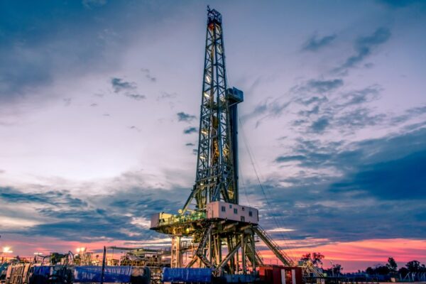 Πτωτική πορεία για τις τιμές του πετρελαίου Brent στα 104 δολάρια