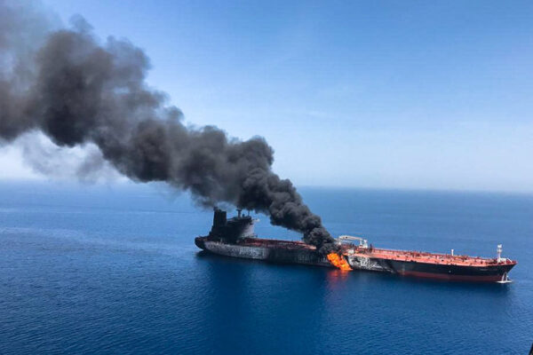 Πυρκαγιά σε πετρελαιοφόρο στον Κόλπο του Ομάν: Καταγγελίες του Ιράν για «dark shipping»