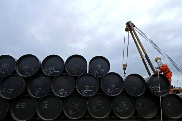 Ο IEA αποδεσμεύει 100 εκατομμύρια βαρέλια πετρελαίου για τη σταθεροποίηση της αγοράς