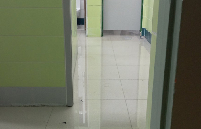 Εκκένωση σχολικού συγκροτήματος στον Πειραιά λόγω σοβαρών προβλημάτων υποδομής