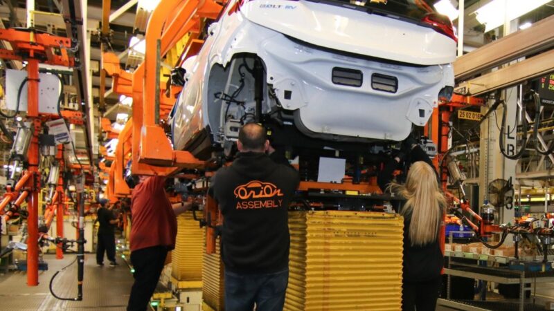 Η General Motors στρέφεται στα υβριδικά μοντέλα για να ενισχύσει τη θέση της στην αγορά των ΗΠΑ