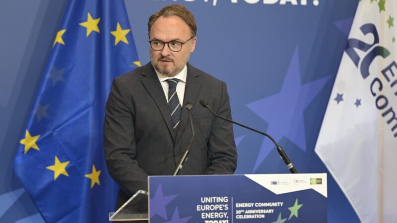 Αποδέσμευση στρατηγικών αποθεμάτων πετρελαίου από την Ε.Ε. για τη σταθεροποίηση της αγοράς